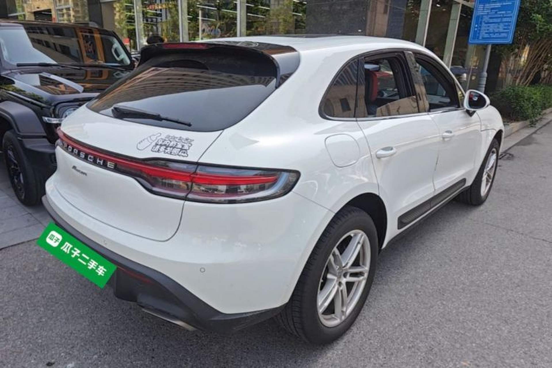 Used Porsche Macan 2024 Macan 2.0T Rear Right 45 Deg