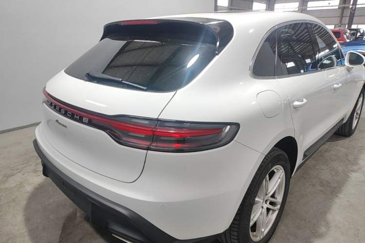 Used Porsche Macan 2024 Macan 2.0T Rear Right 45 Deg