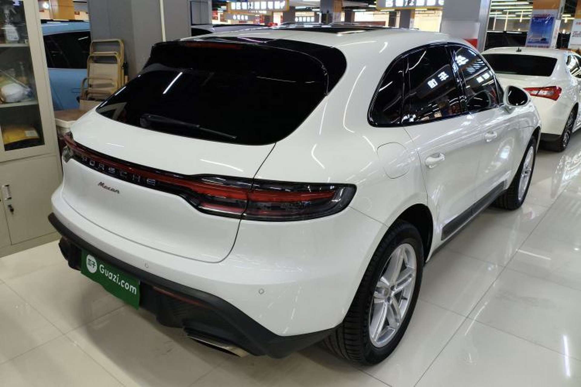 Used Porsche Macan 2024 Macan 2.0T Rear Right 45 Deg