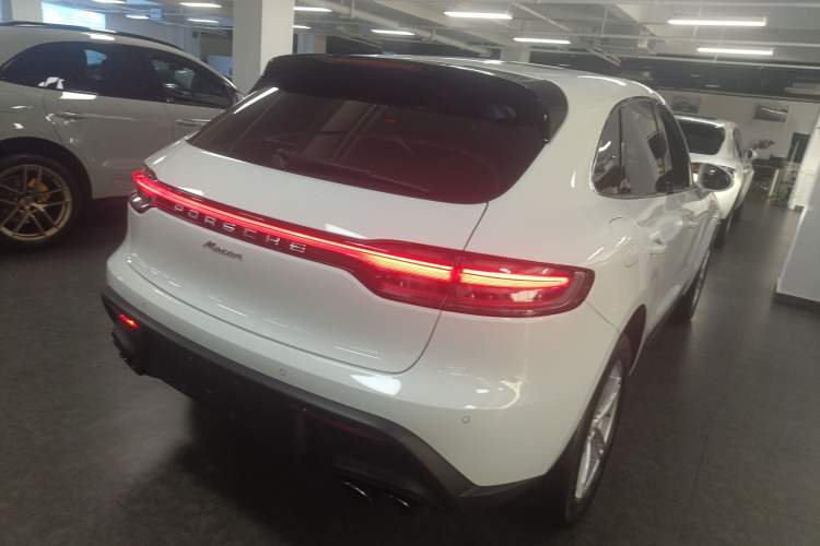Used Porsche Macan 2024 Macan 2.0T Rear Right 45 Deg