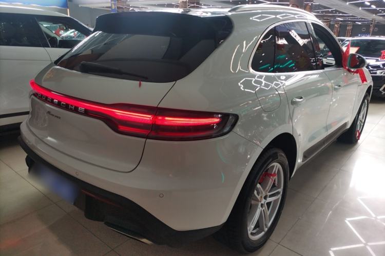 Used Porsche Macan 2024 Macan 2.0T Rear Right 45 Deg