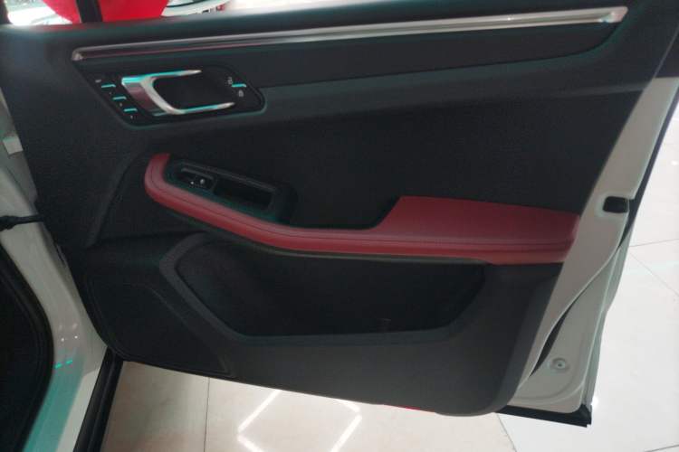 Used Porsche Macan 2024 Macan 2.0T Right Front Door Interior
