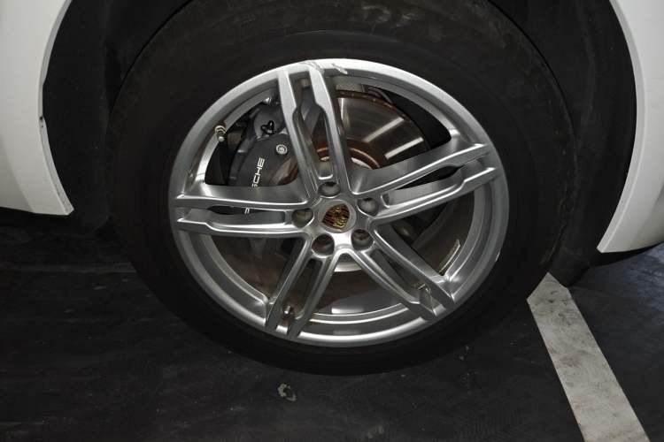 Used Porsche Macan 2024 Macan 2.0T Right Front Wheel Hub