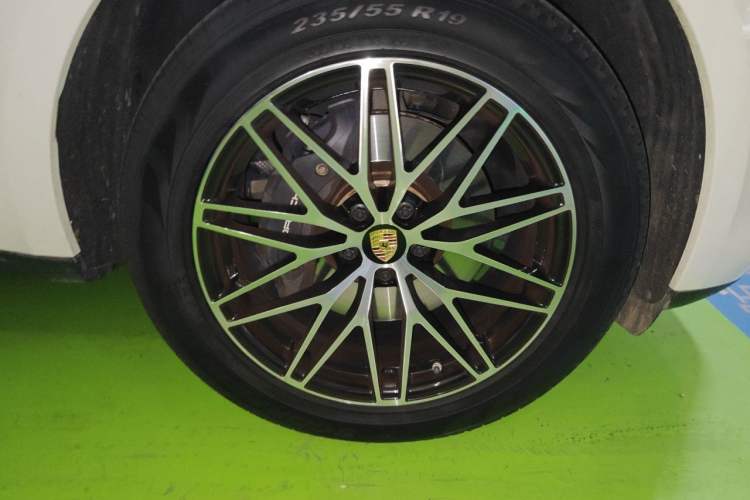 Used Porsche Macan 2024 Macan 2.0T Right Front Wheel Hub