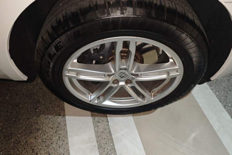 Used Porsche Macan 2024 Macan 2.0T Right Front Wheel Hub
