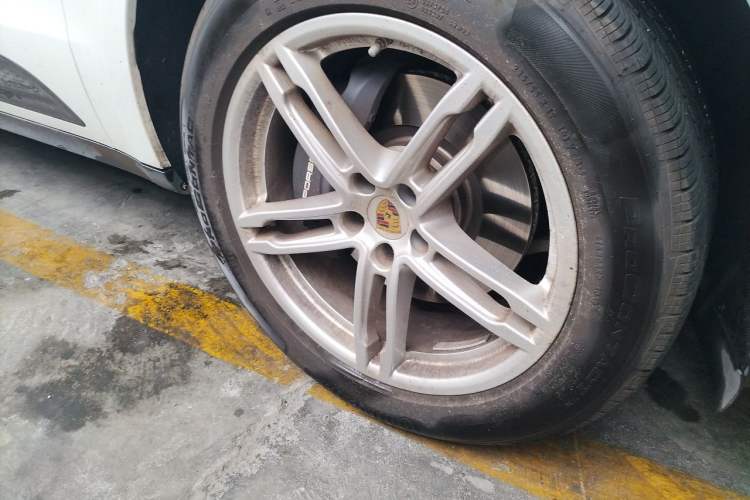 Used Porsche Macan 2024 Macan 2.0T Right Front Wheel Hub