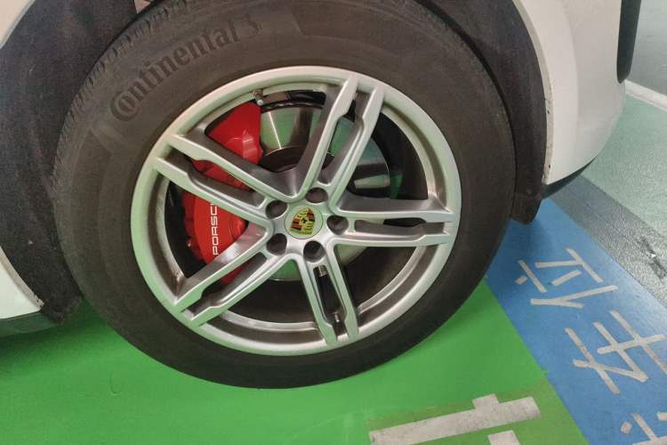 Used Porsche Macan 2024 Macan 2.0T Right Front Wheel Hub