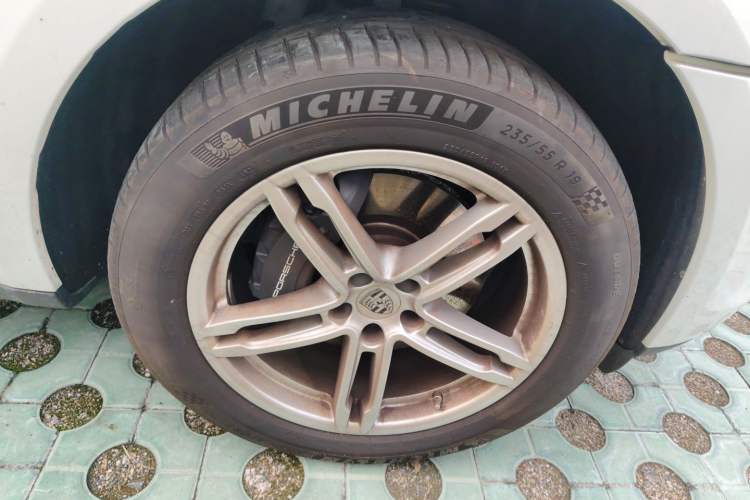 Used Porsche Macan 2024 Macan 2.0T Right Front Wheel Hub