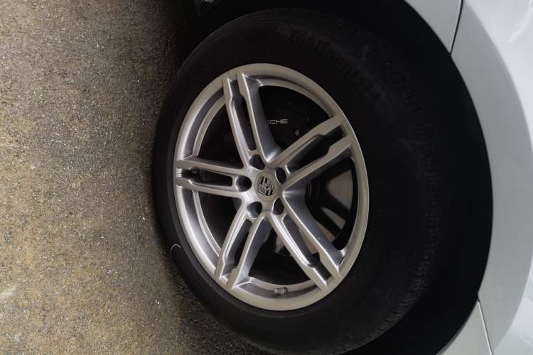Used Porsche Macan 2024 Macan 2.0T Right Front Wheel Hub