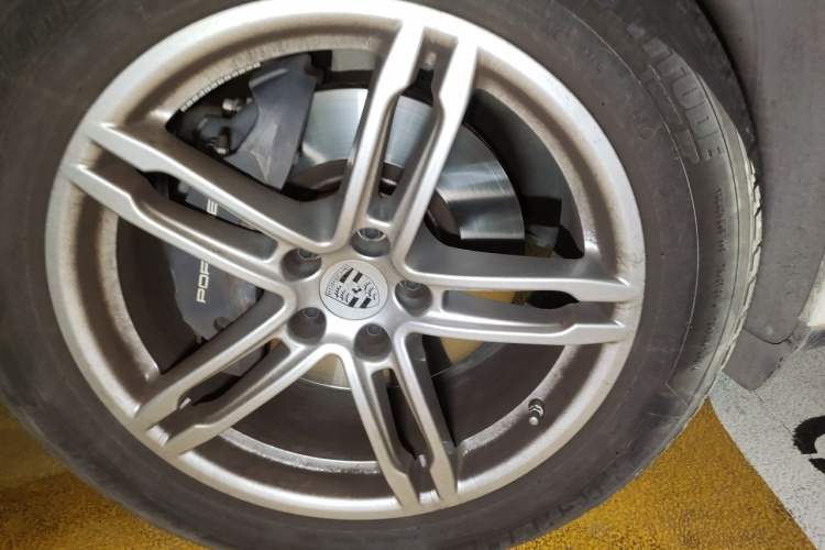 Used Porsche Macan 2024 Macan 2.0T Right Front Wheel Hub