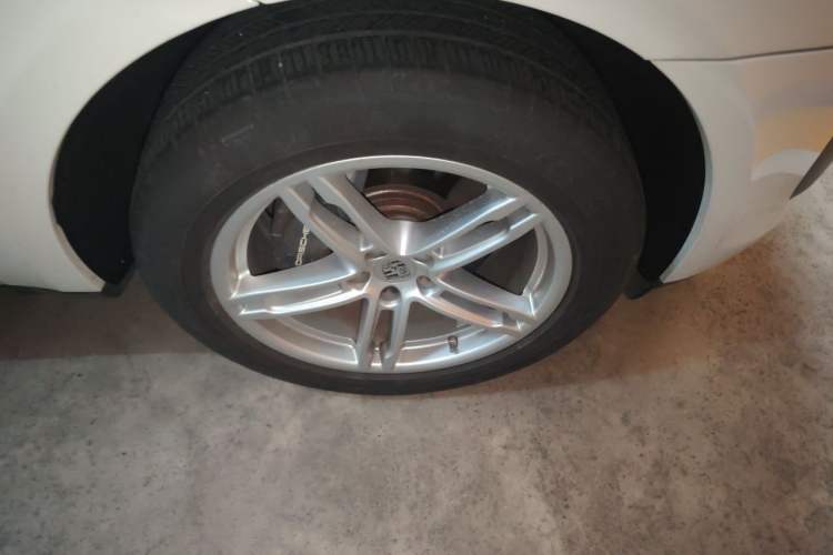 Used Porsche Macan 2024 Macan 2.0T Right Front Wheel Hub