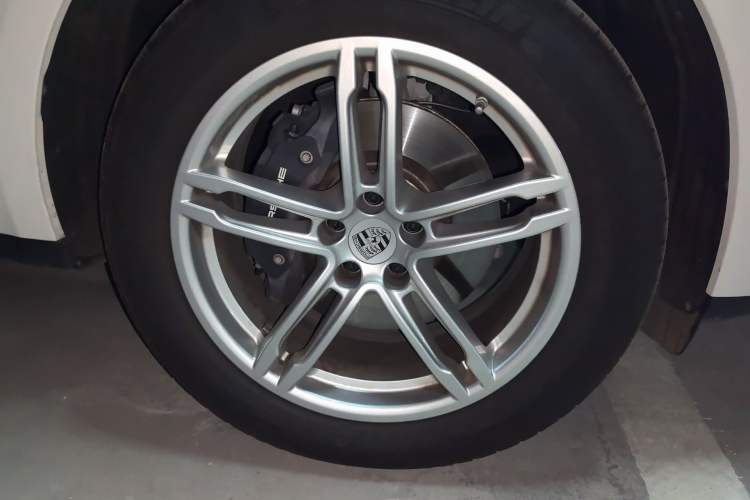 Used Porsche Macan 2024 Macan 2.0T Right Front Wheel Hub