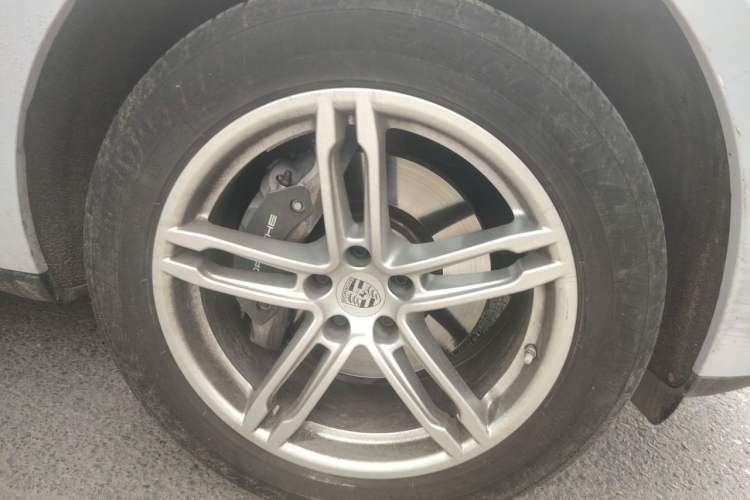 Used Porsche Macan 2024 Macan 2.0T Right Front Wheel Hub