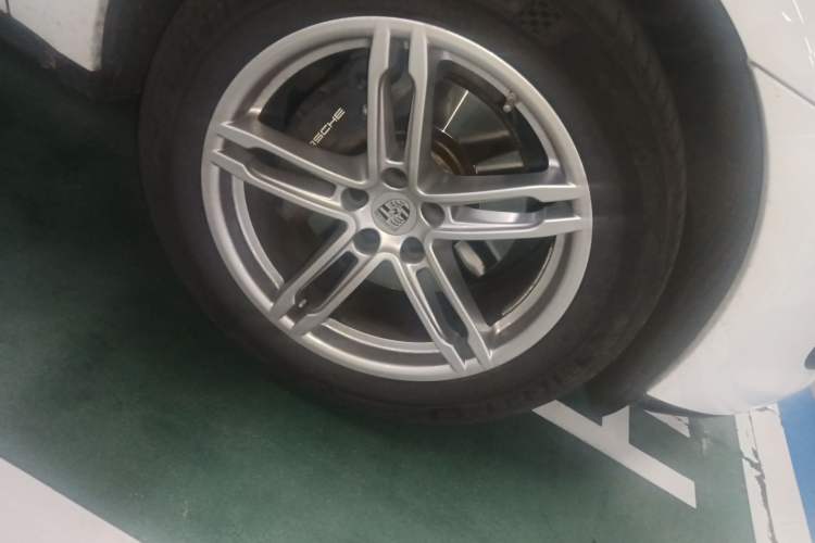 Used Porsche Macan 2024 Macan 2.0T Right Front Wheel Hub
