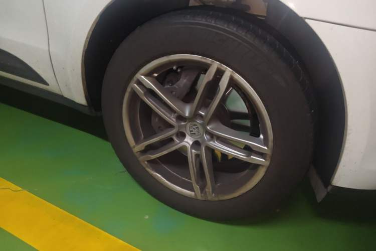 Used Porsche Macan 2024 Macan 2.0T Right Front Wheel Hub