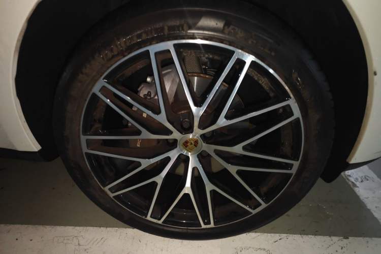 Used Porsche Macan 2024 Macan 2.0T Right Front Wheel Hub