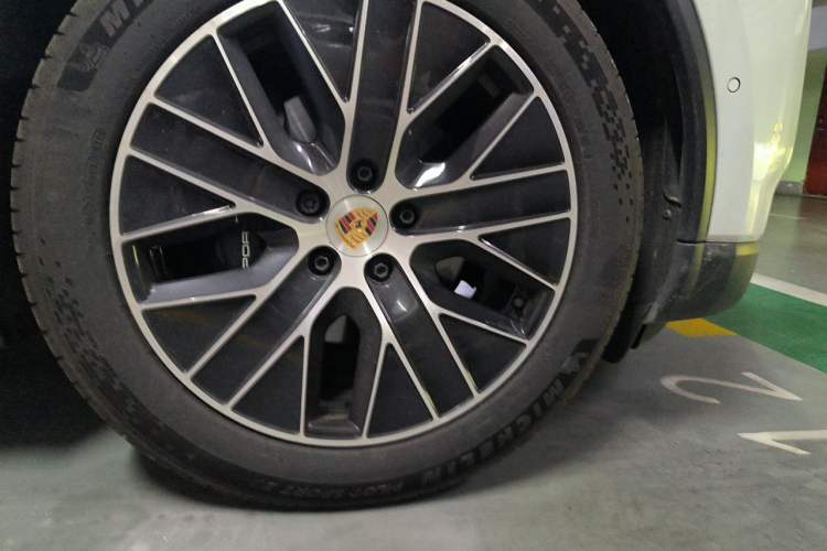 Used Porsche Macan 2024 Macan Long Range Edition Right Front Wheel Hub