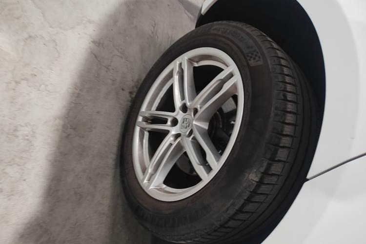 Used Porsche Macan 2024 Macan 2.0T Right Rear Wheel Hub