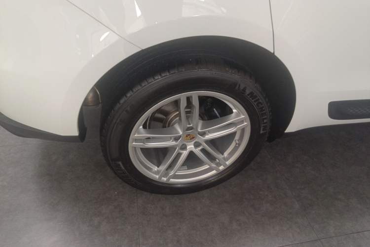 Used Porsche Macan 2024 Macan 2.0T Right Rear Wheel Hub