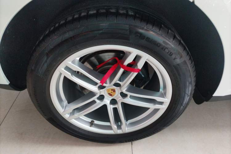Used Porsche Macan 2024 Macan 2.0T Right Rear Wheel Hub