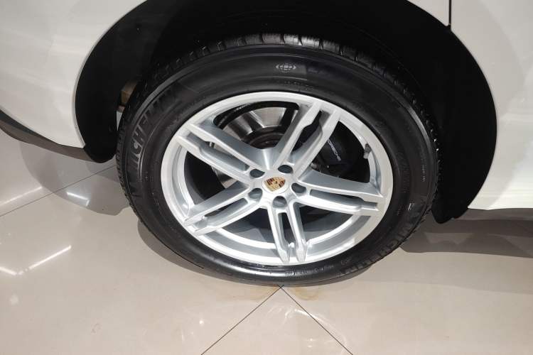Used Porsche Macan 2024 Macan 2.0T Right Rear Wheel Hub