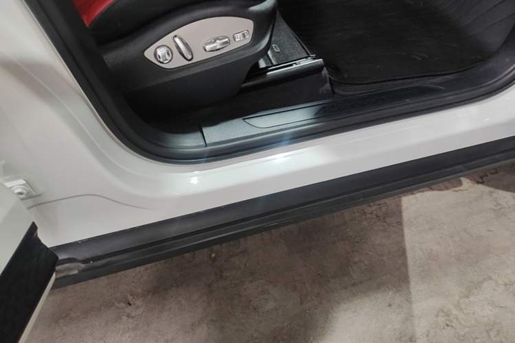 Used Porsche Macan 2024 Macan 2.0T Right Side Sill