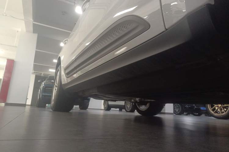 Used Porsche Macan 2024 Macan 2.0T Right Side Sill