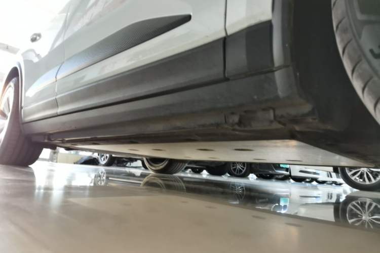 Used Porsche Macan 2024 Macan Long Range Edition Right Side Sill
