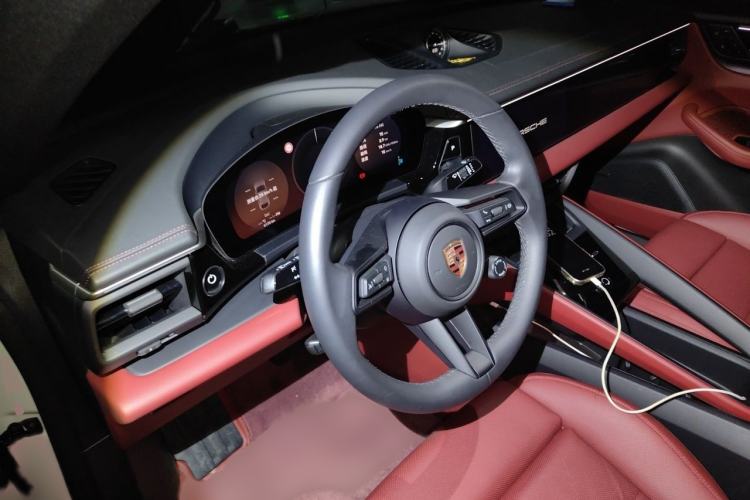 Used Porsche Macan 2024 Macan Long Range Edition Steering Wheel