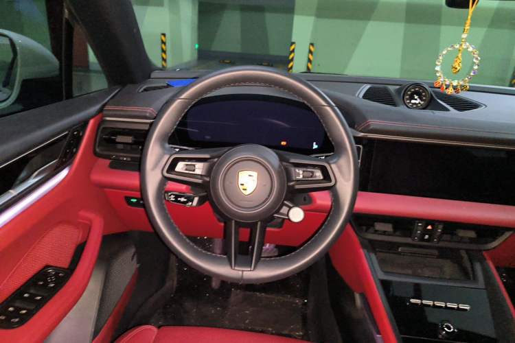 Used Porsche Macan 2024 Macan Long Range Edition Steering Wheel