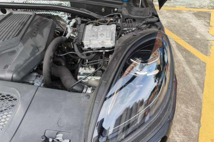 Used Porsche Macan 2025 Macan 2.0T Dream-Chasing Edition Engine Bay Left