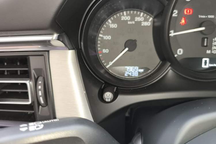 Used Porsche Macan 2025 Macan 2.0T Dream-Chasing Edition Odometer Close Up