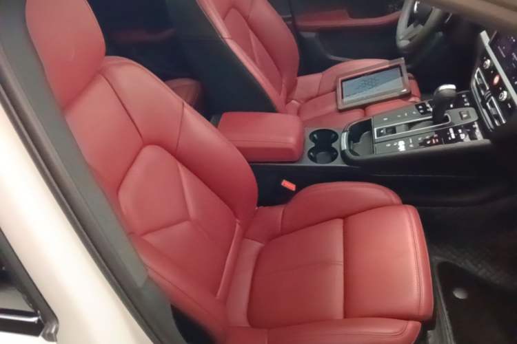 Used Porsche Macan 2026 Macan 2.0T Dream Edition Right Front Seat
