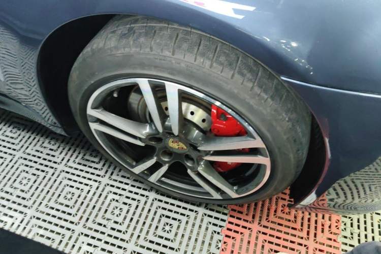 Used Porsche Panamera 2010 Panamera Turbo 4.8T Right Front Wheel Hub
