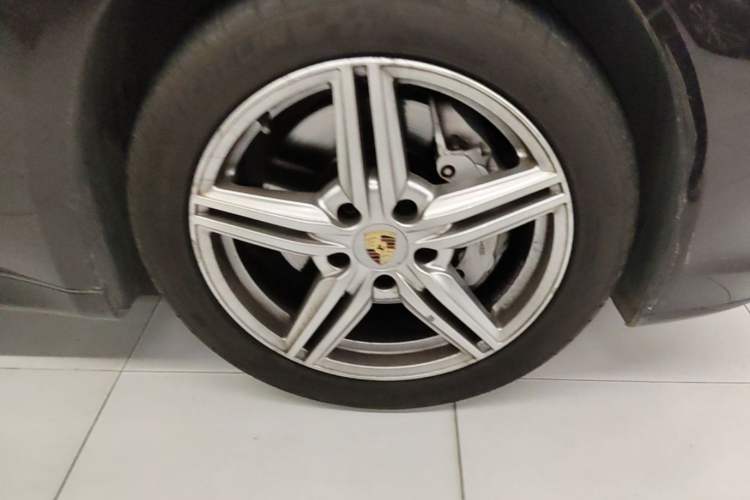 Used Porsche Panamera  Right Front Wheel Hub