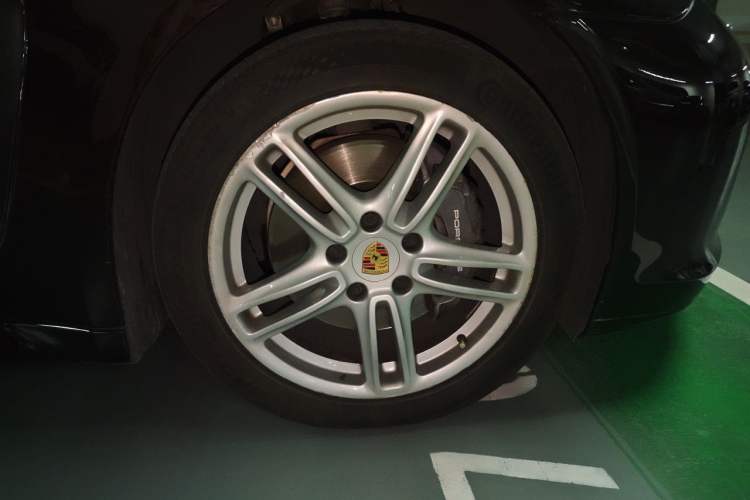 Used Porsche Panamera 2010 Panamera 4 3.6L Right Front Wheel Hub