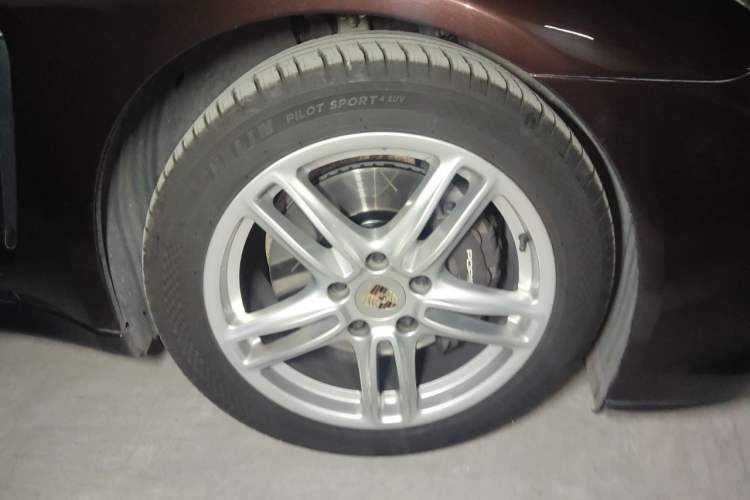 Used Porsche Panamera 2010 Panamera 3.6L Right Front Wheel Hub