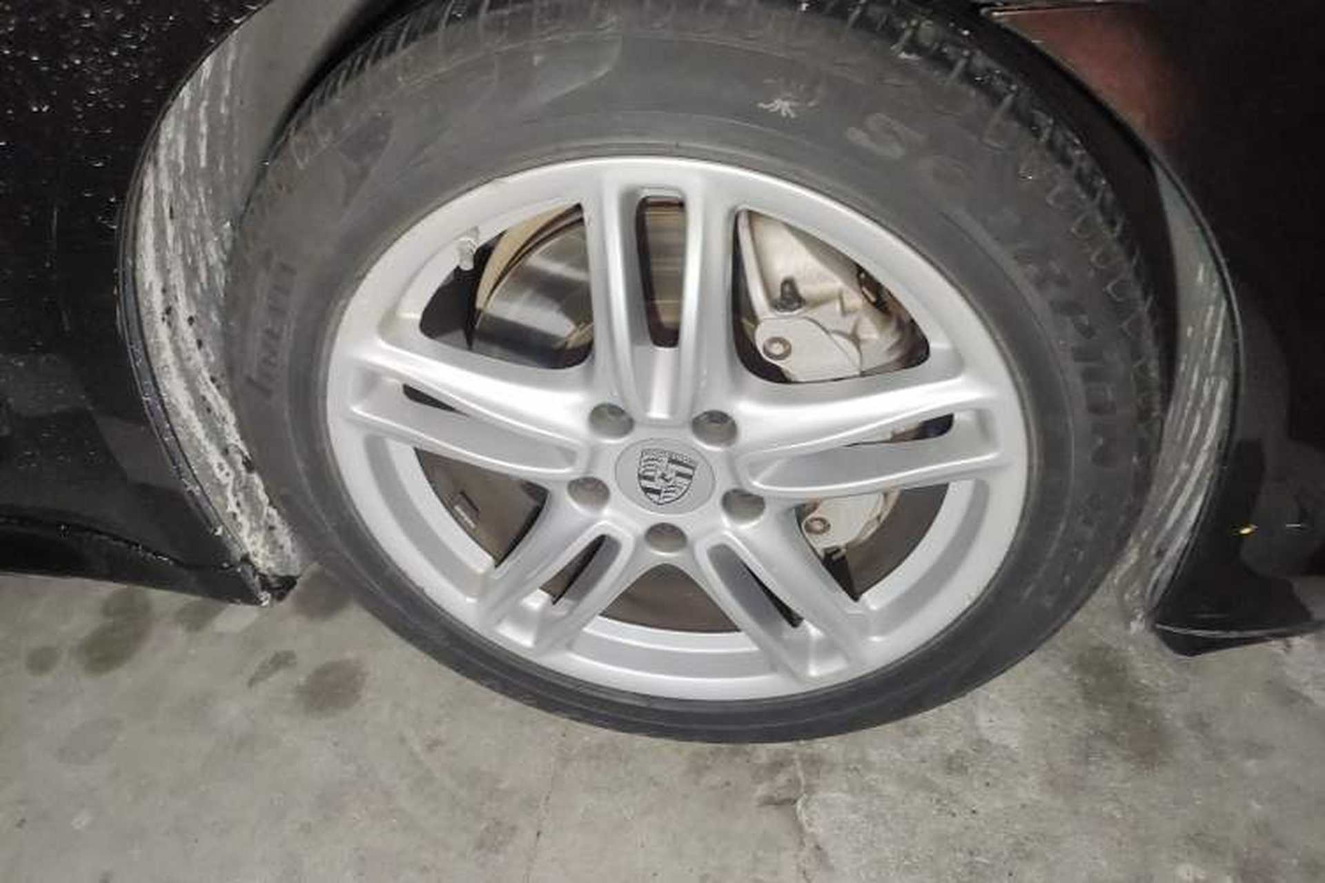 Used Porsche Panamera 2010 Panamera 4S 4.8L Right Front Wheel Hub