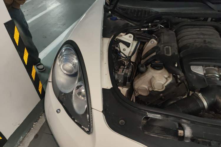Used Porsche Panamera 2010 Panamera 4S 4.8L Engine Bay Right