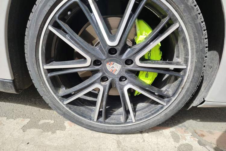 Used Porsche Panamera 2010 Panamera 4 3.6L Right Front Wheel Hub