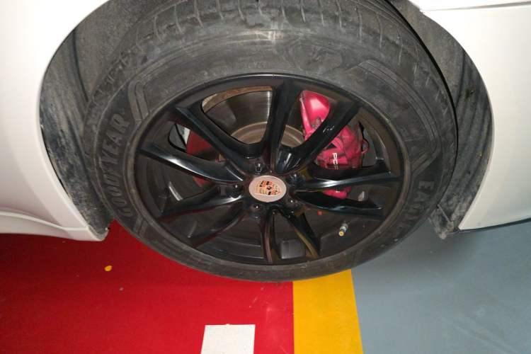 Used Porsche Panamera 2010 Panamera 4 3.6L Right Front Wheel Hub