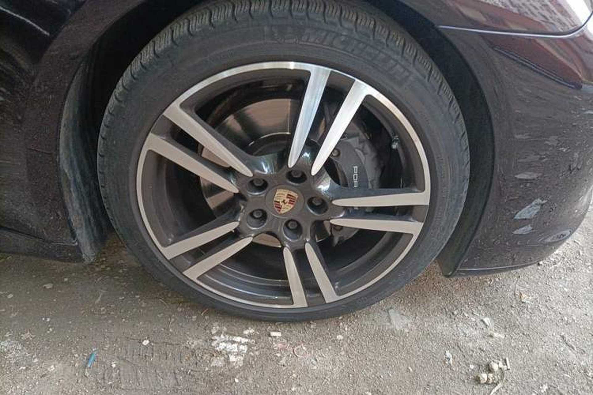 Used Porsche Panamera  Right Front Wheel Hub