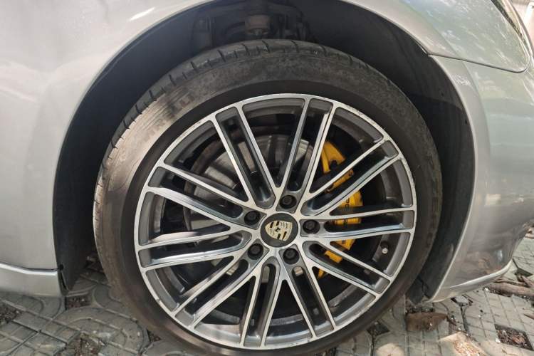 Used Porsche Panamera  Right Front Wheel Hub