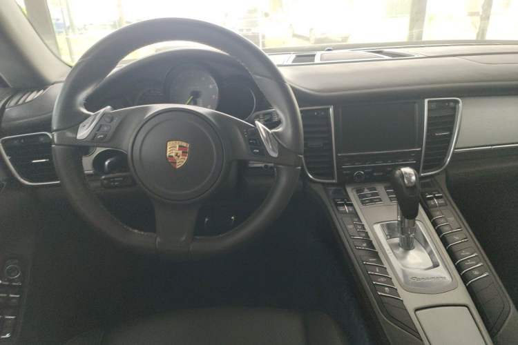 Used Porsche Panamera 2012 Panamera S Hybrid 3.0T Center Console
