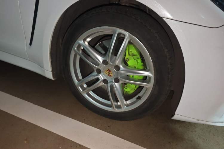 Used Porsche Panamera  Right Front Wheel Hub