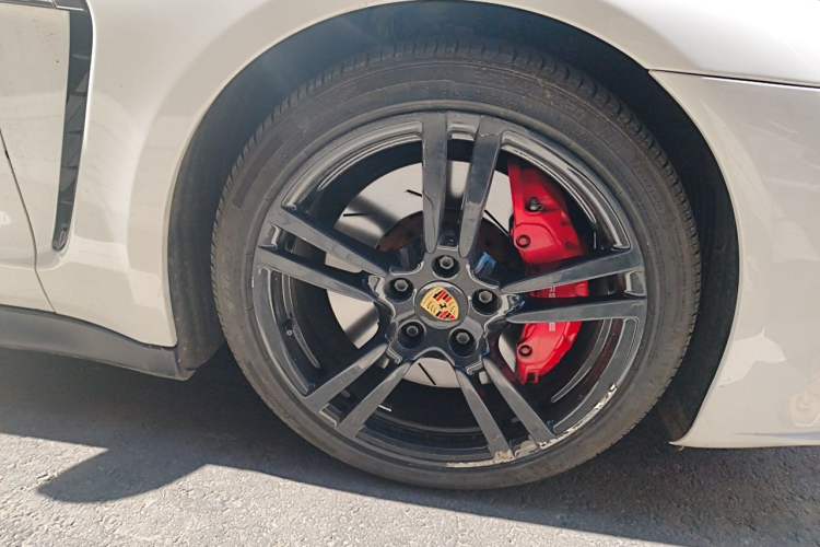 Used Porsche Panamera 2012 Panamera GTS 4.8L Right Front Wheel Hub