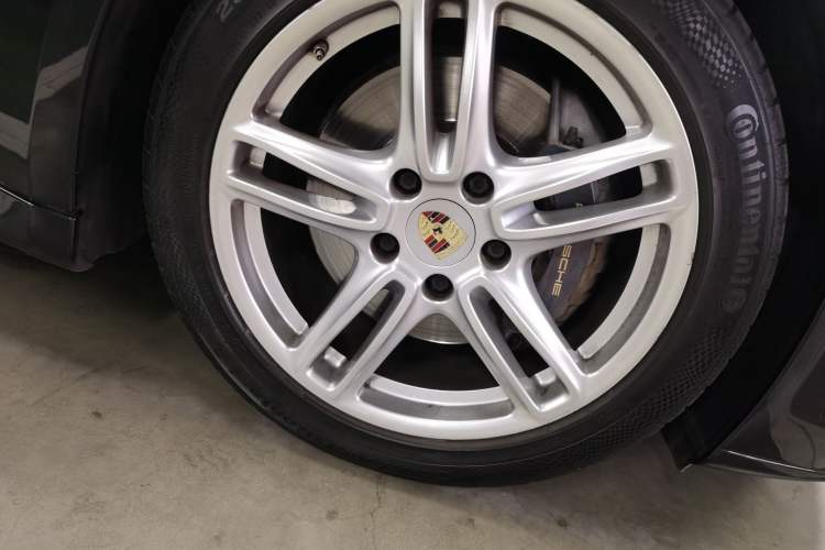 Used Porsche Panamera 2013 Panamera Platinum Edition 3.6L Right Front Wheel Hub