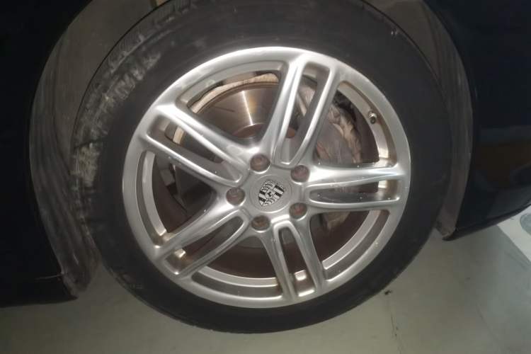 Used Porsche Panamera  Right Front Wheel Hub
