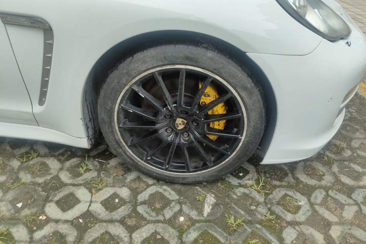 Used Porsche Panamera 2013 Panamera Platinum Edition 3.6L Right Front Wheel Hub