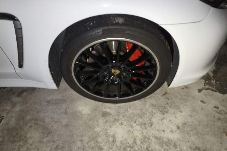 Used Porsche Panamera  Right Front Wheel Hub